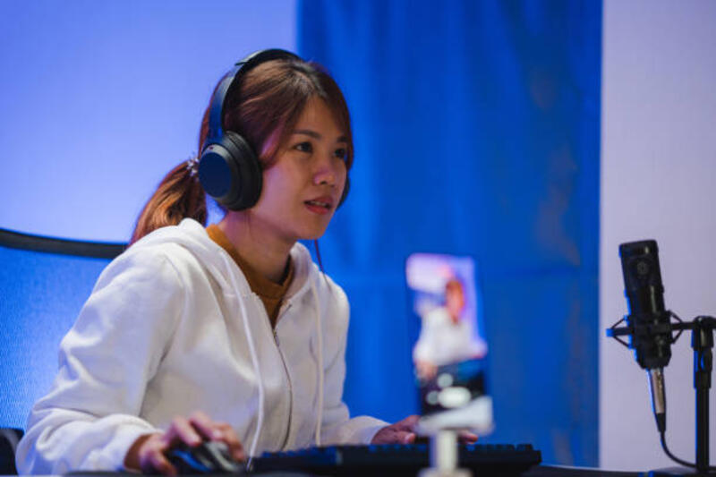 wanita muda asia bermain video game komputer online dan menyiarkan streaming langsung di ruang tamu lampu neon di rumah. - live streaming gaming potret stok, foto, & gambar bebas royalti