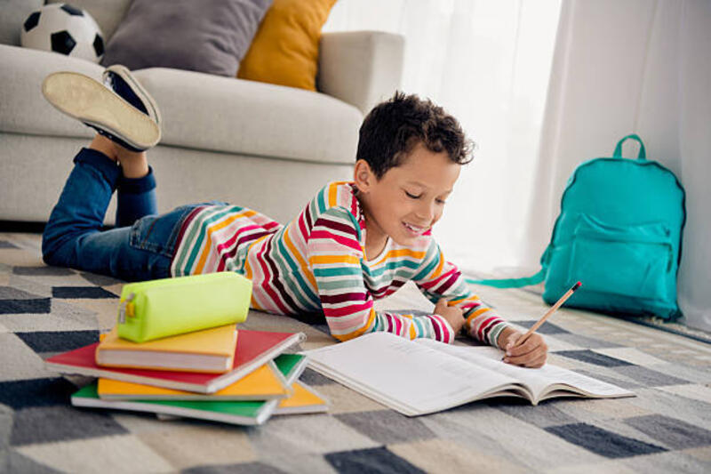 foto seluruh tubuh anak sekolah kecil yang positif positif ramah kenyamanan berbaring gambar lantai menulis pensil copybook terisolasi di latar belakang rumah - happy kids do homework potret stok, foto, & gambar bebas royalti