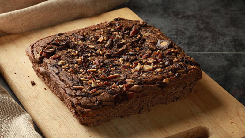 brownies kacang buatan sendiri yang terbuat dari kacang hitam, kacang merah, kacang tanah, almond, buncis pada latar belakang papan kayu. gunakan pemanis buah biksu dan keping cokelat 98 persen. makanan diet rendah karbohidrat. diet ketogenik. - brownies panggang kacang potret stok, foto, &amp; gambar bebas royalti