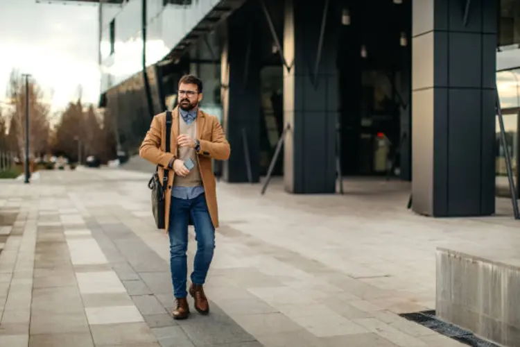Dear Cowok, Mau Tampil Stylish Pakai Jeans Slim Fit? Ini Tipsnya