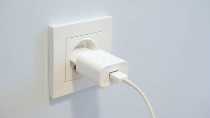 Mencolokkan kabel USB