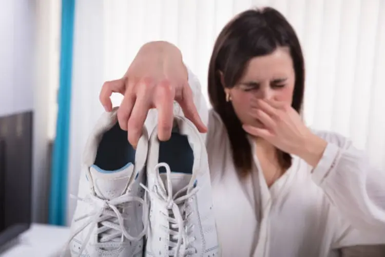 Sepatu Bau Bukan Salah Kamu, Tapi Cara Rawatnya yang Perlu Diubah
