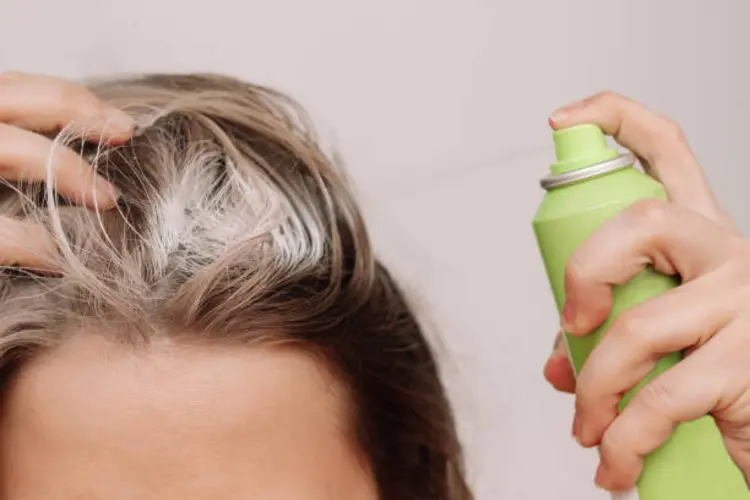 5 Cara Pakai Dry Shampoo yang Benar, Biar Nggak Bikin Ketombean