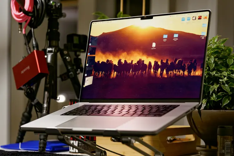 Bukan Cuma Kipas! Kenali Fitur Stand Laptop Ergonomis dan Efek ke Suhu