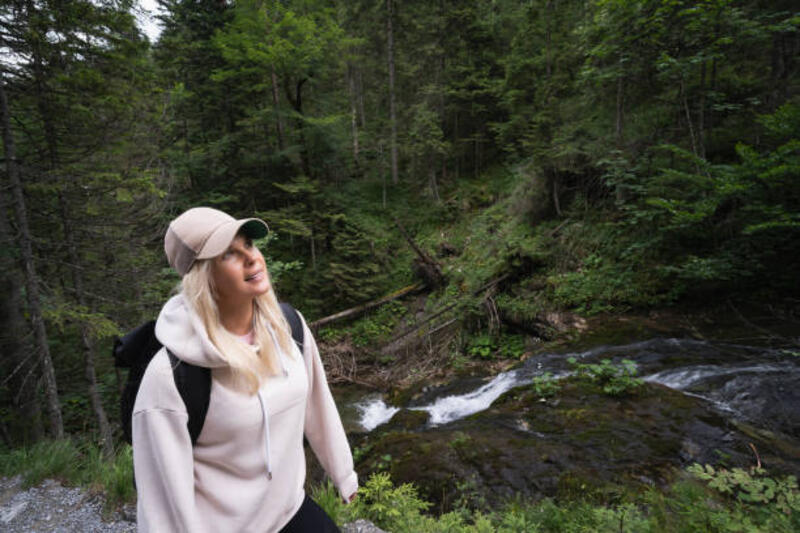 gadis atletik muda mendaki di hutan di taman nasional tatras di musim panas. - topi dan hoodie potret stok, foto, &amp; gambar bebas royalti