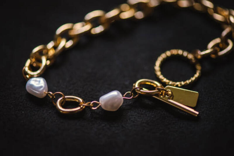 close-up rantai emas pada latar belakang hitam - gelang dan kalung  potret stok, foto, &amp; gambar bebas royalti