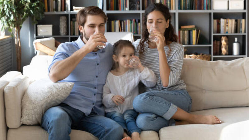 selamat berbahan sehat keluarga muda minum air mineral murni bersama-sama - mom and kid drink water potret stok, foto, & gambar bebas royalti