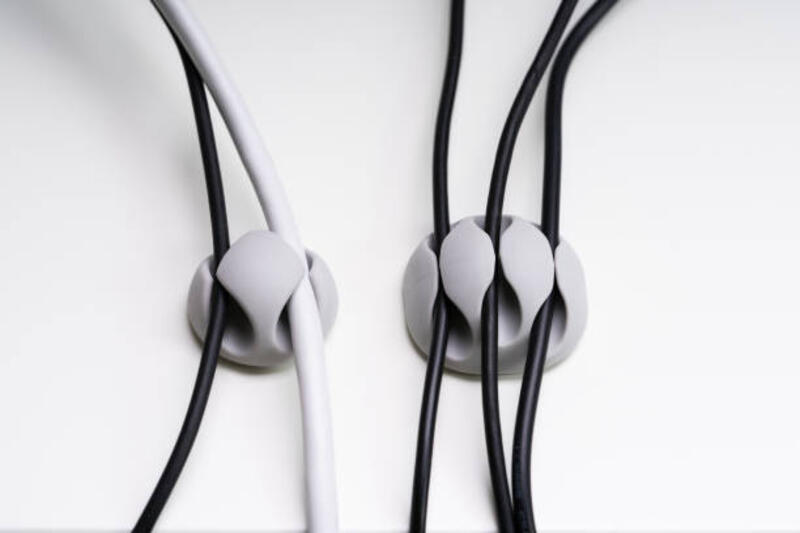 penyelenggara kabel lengket pada latar belakang putih - cable organizer desk potret stok, foto, &amp; gambar bebas royalti