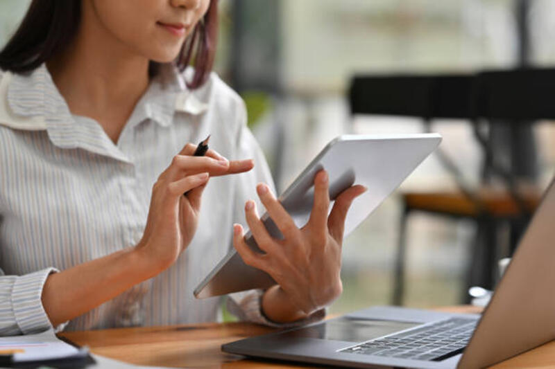close-up-atau-dipotong-gambar-bisnis-dan-keuangan-wanita-menggunakan-tablet-dan-laptop-untuk.jpg (612×408)