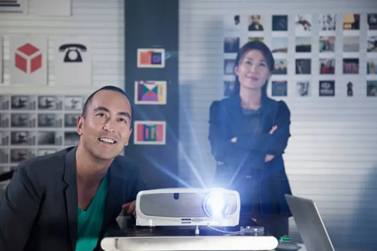 Cara Setting Proyektor untuk Presentasi hingga Nonton Film di Rumah