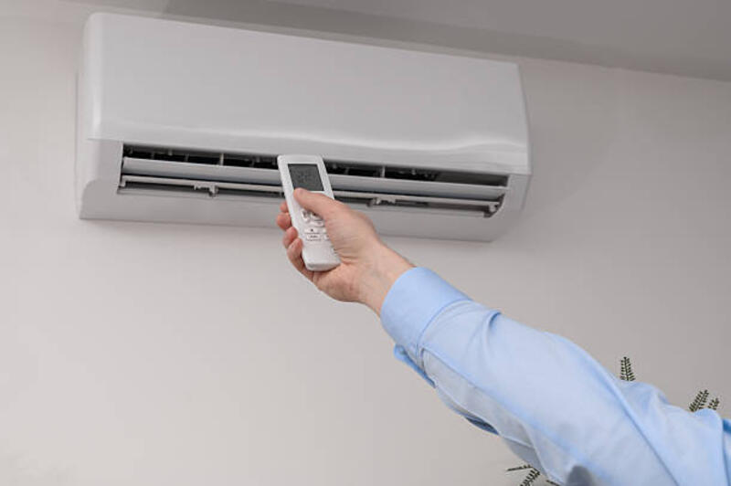 ac rumah yang dikendalikan dari jarak jauh modern tergantung di dinding, remote control - ac potret stok, foto, &amp; gambar bebas royalti