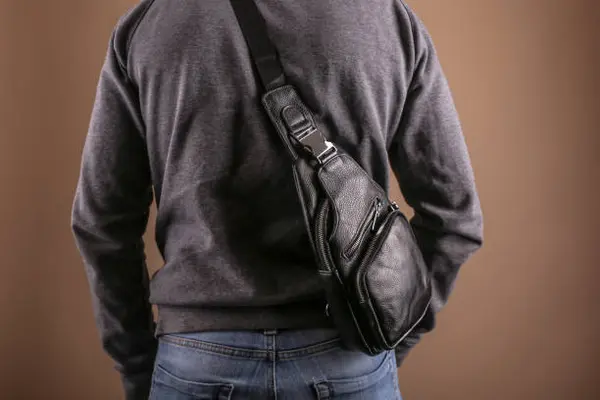 10 Alasan Pria Suka Pakai Tas Selempang, Praktis hingga Stylish