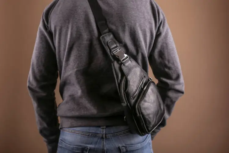 10 Alasan Pria Suka Pakai Tas Selempang, Praktis hingga Stylish