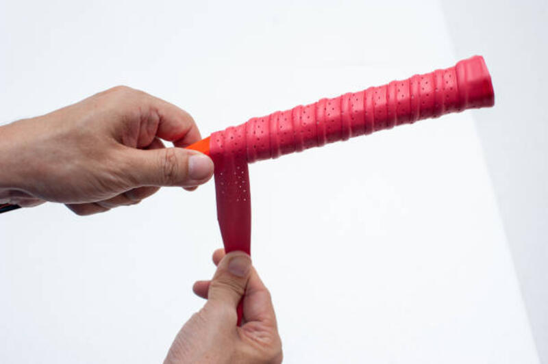 menempatkan pita pegangan baru pada raket bulutangkis - badminton grip potret stok, foto, &amp; gambar bebas royalti