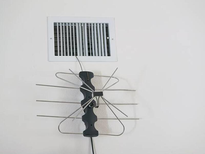 ketika yang lama menjadi baru lagi, antena televisi melalui udara - antena tv indoor potret stok, foto, &amp; gambar bebas royalti