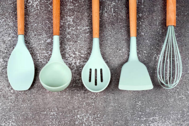 peralatan-dapur-alat-dapur-rumah-aksesoris-karet-mint-di-latar-belakang-gelap-restoran-memasak.jpg (612×408)