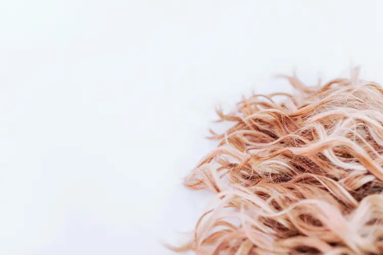 Rambut Rontok Akut? Jangan Panik, Kenali Dulu Siapa Biang Keroknya!