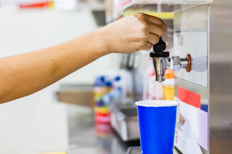 tangan wanita yang menyajikan air panas ketel uap air