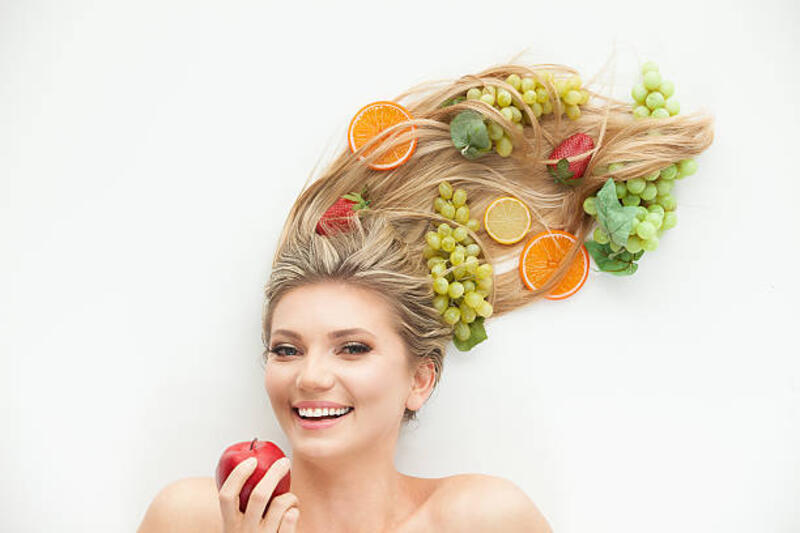 wanita cantik dengan buah lezat - sayur dan buahuntuk rambut potret stok, foto, &amp; gambar bebas royalti
