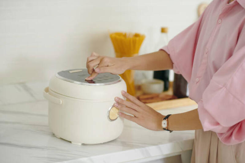 wanita-menggunakan-multicooker-di-dapur.jpg (612×408)