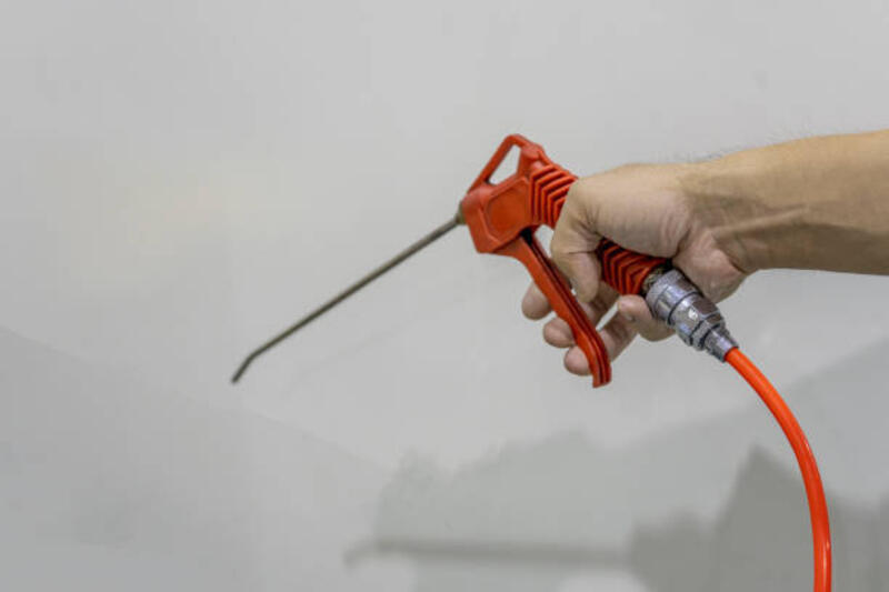 udara blow gun dari oranye menggunakan pegangan terus. - air blow gun potret stok, foto, &amp; gambar bebas royalti