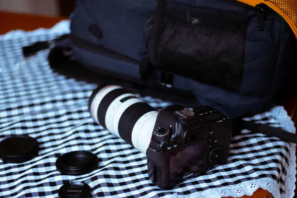 Pentingnya Mengetahui Cara Charging Alternatif untuk Kamera Mirrorless