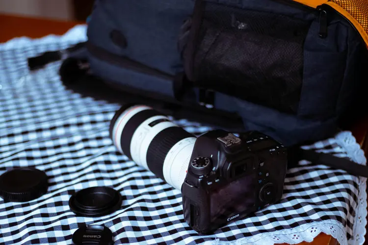 Pentingnya Mengetahui Cara Charging Alternatif untuk Kamera Mirrorless