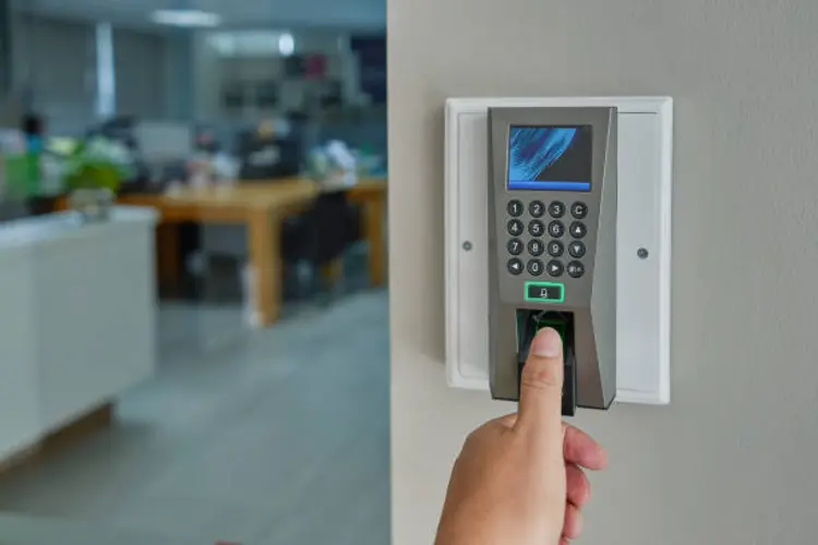 Kelebihan dan Kekurangan Menggunakan Mesin Absensi di Kantor