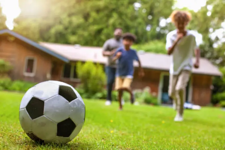 7 Latihan Sepak Bola Sederhana di Rumah, Seru untuk Quality Time Keluarga!
