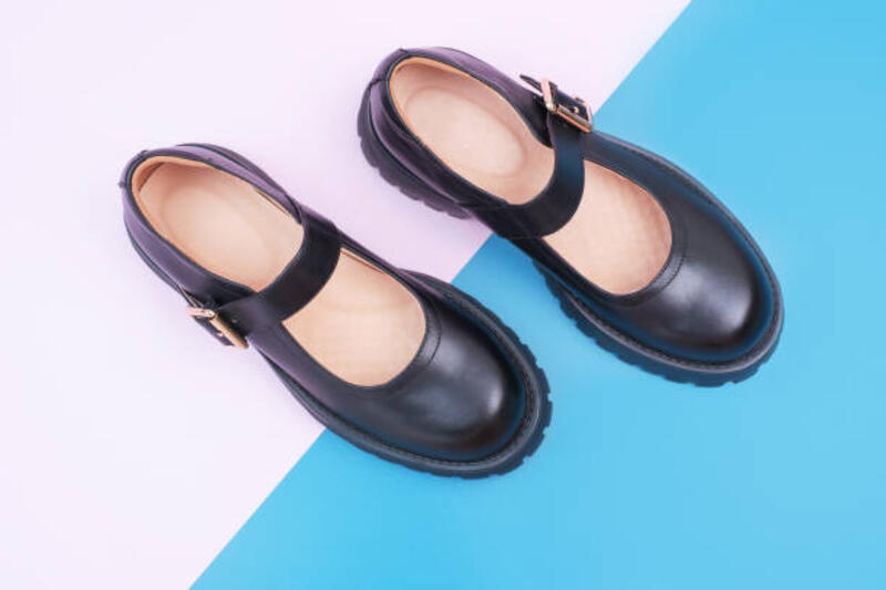 sepasang-sepatu-kulit-hitam-wanita-pada-tampilan-atas-close-up-latar-belakang-merah-muda-dan.jpg (612×408)