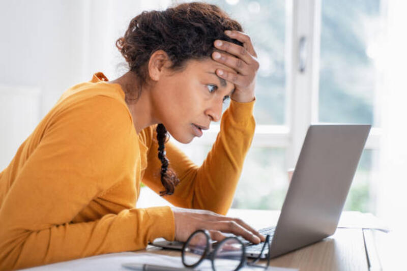 wanita-muda-merasa-stres-saat-melihat-rekening-bank-online.jpg (612×408)