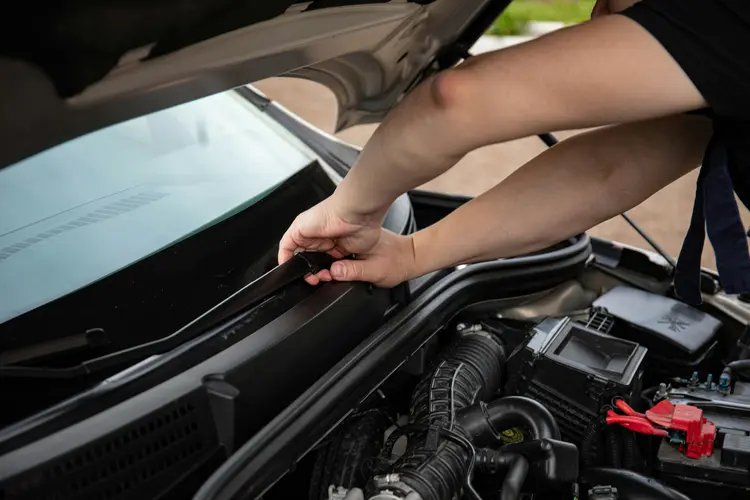 Kaca Mobil Lebih Bersih? Gunakan Wiper Fluid, Bukan Air