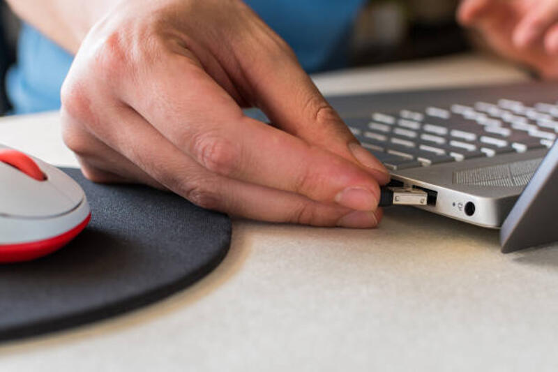 bidikan closeup mouse nirkabel yang terhubung ke laptop - wireless keyboard dongle potret stok, foto, & gambar bebas royalti
