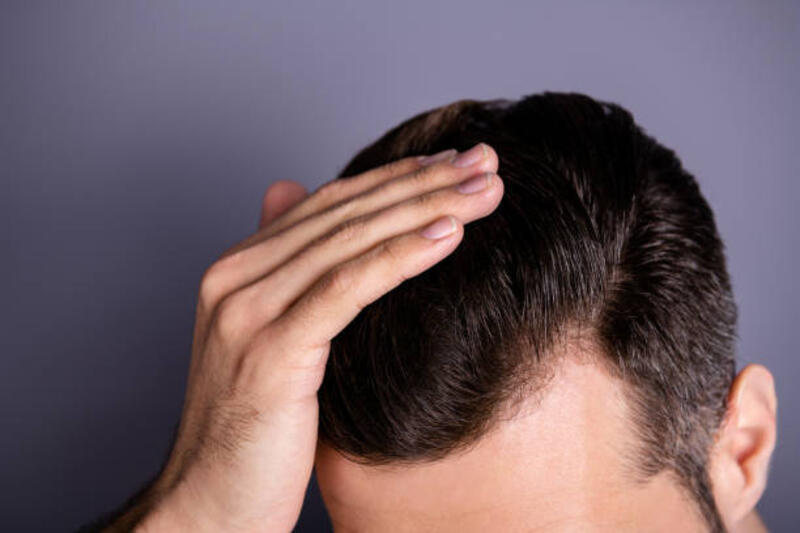 Dipotong close up atas di atas foto sudut tinggi menakjubkan dia nya macho sentuhan lengan rapi kepala terawat potongan rambut terlihat cermin mandi ruang kosong memakai t-shirt putih kasual terisolasi latar belakang abu-abu terisolasi