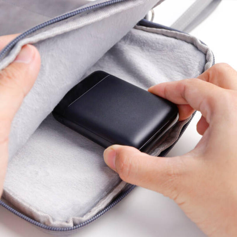 close up tangan pria masukkan power bank ke dalam tas - mini powerbank travelling potret stok, foto, &amp; gambar bebas royalti