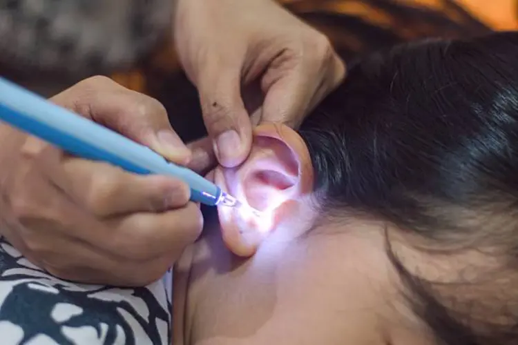 Nggak Perlu ke Klinik! Begini Cara Aman Pakai Kamera Pembersih Telinga di Rumah