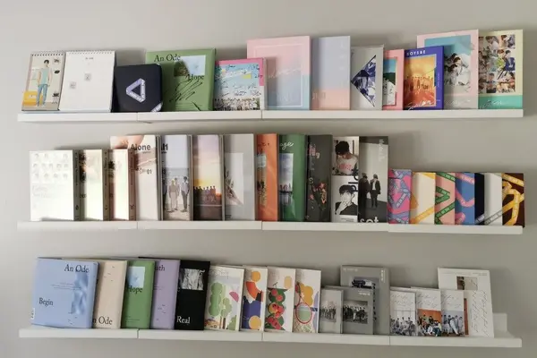 Fans K-pop Wajib Baca! Tips Dekorasi Ruangan dengan Rak Estetik Biar Enggak Berantakan