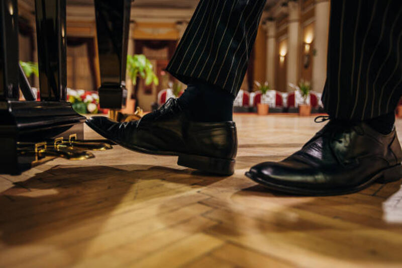 male-pianist-pressing-piano-pedal.jpg (612×408)