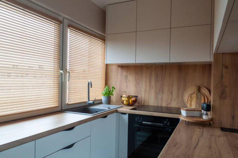 Dapur modern kayu kecil yang nyaman dengan daun jendela kayu