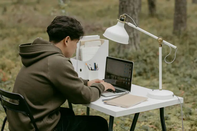 Cara Simpel Biar Tetap Ganteng? Pakai Hoodie Aja
