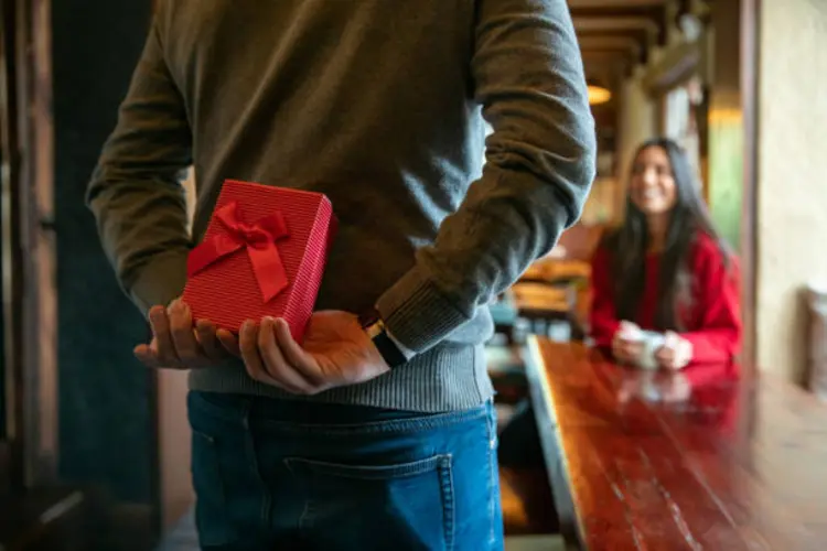 Bukan Perhiasan, Tapi Gadget Imut Ini Jadi Simbol Cinta yang Modern