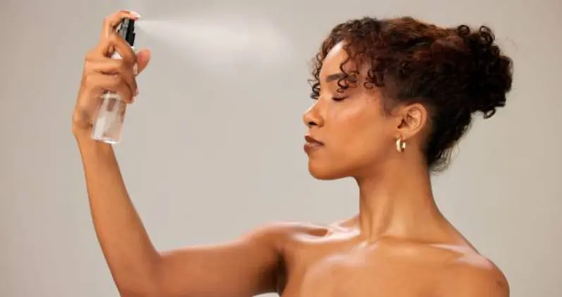 7 Kesalahan Pakai Setting Spray yang Bikin Makeup Cepat Luntur