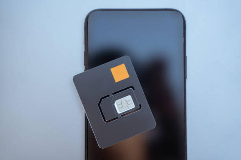 Gambar close up smartphone dengan kartu sim