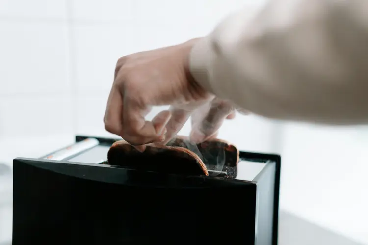 Bukan Toaster-nya yang Salah, Ini 3 Alasan Roti Selalu Gosong