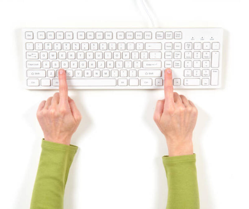 tangan dalam jaket hijau dan keyboard putih - keyboard tiping potret stok, foto, & gambar bebas royalti