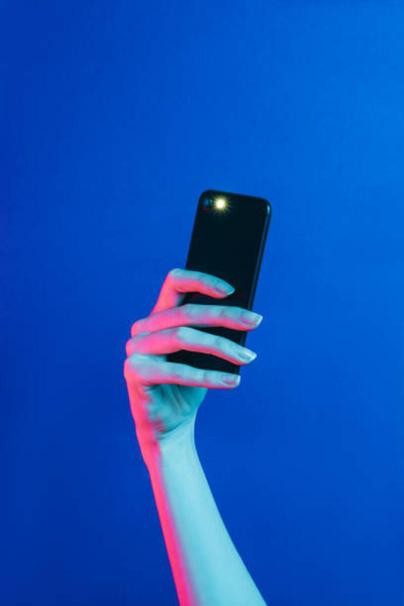 foto pengambilan tangan dengan ponsel cerdas - smartphone kamera potret stok, foto, &amp; gambar bebas royalti