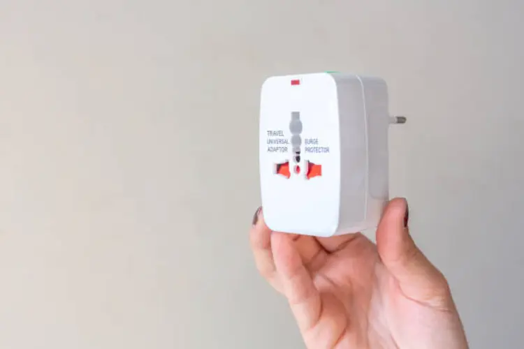 5 Panduan Memilih Travel Adaptor yang Aman dan Praktis