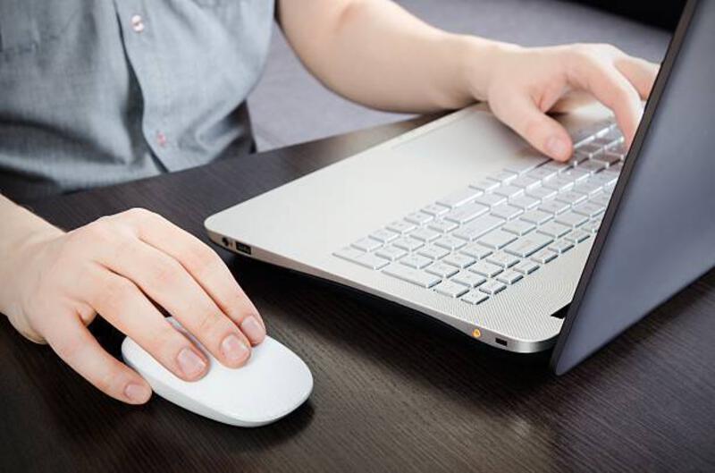 pria-yang-bekerja-di-kantor-laptop-dengan-mouse-keyboard-putih.jpg (612×405)