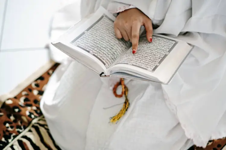 Tadarus Malam Hari Bikin Mata Cepat Lelah? Ini Solusi Membaca Lebih Nyaman