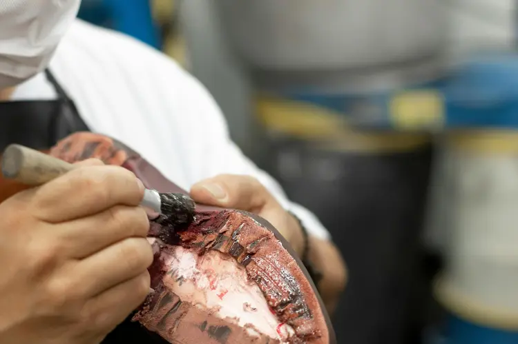 Sepatu Rusak? Begini Cara Menambalnya Sendiri dengan Lem Sepatu